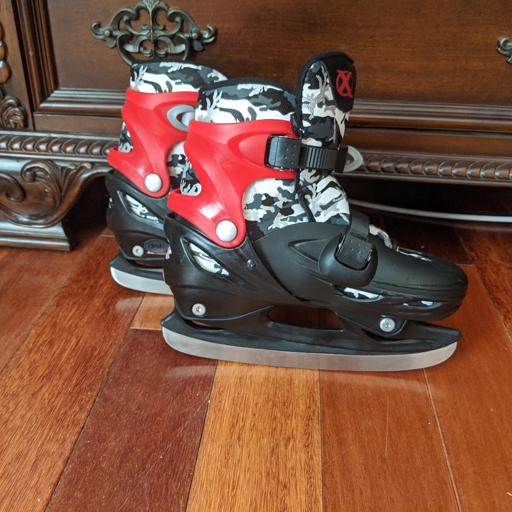 Boys size-adjusting ice skates